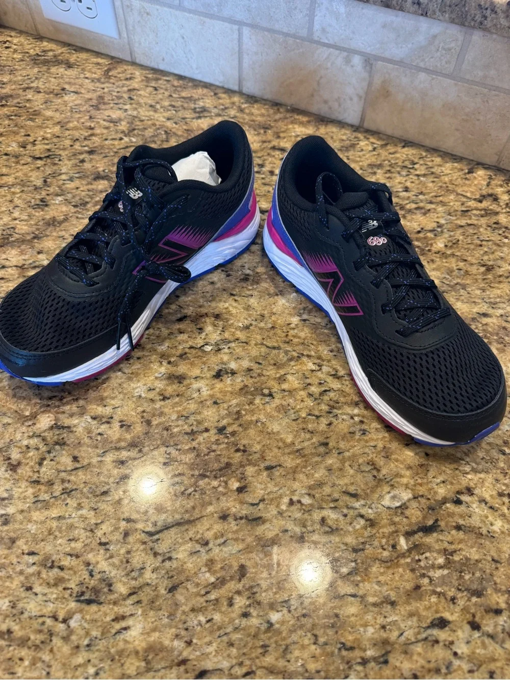 NIB Girls New Balance Size 6 shoes